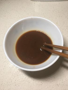 糖， 生抽，老抽， 盐 ，料酒 ，醋和水淀粉勾兑成料汁。