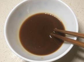 糖， 生抽，老抽， 盐 ，料酒 ，醋和水淀粉勾兑成料汁。