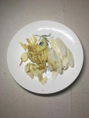 大葱切成片，姜切成粗条。