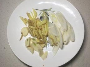 大葱切成片，姜切成粗条。