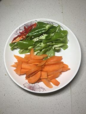辣椒和红萝卜切成块。