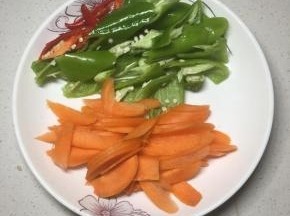 辣椒和红萝卜切成块。