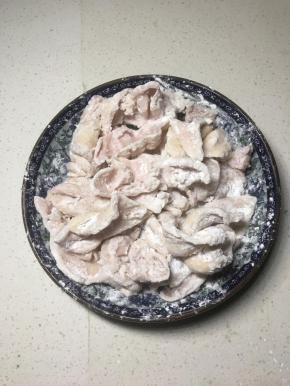 用生粉生抽抓匀，让每块肥肠都能裹上淀粉。