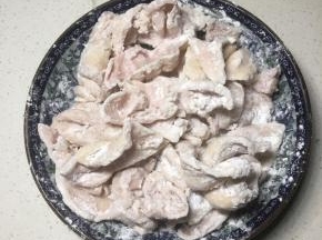 用生粉生抽抓匀，让每块肥肠都能裹上淀粉。