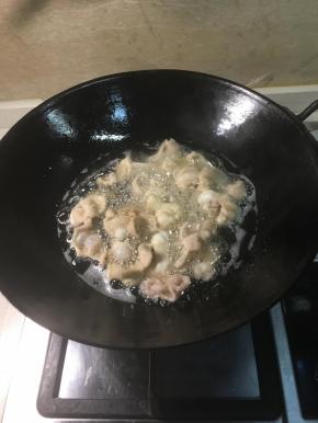 锅里放油烧热放油，放入肥肠用油炸 。