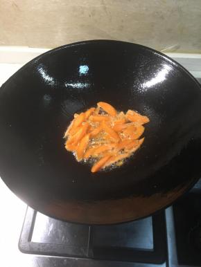 锅里留少许油，放入胡萝卜炒软盛出待用。