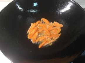 锅里留少许油，放入胡萝卜炒软盛出待用。