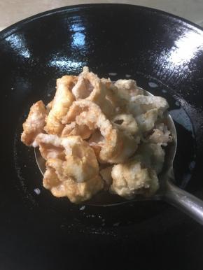 炸制肥肠上色，表皮焦脆，然后控干油份。
