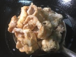 炸制肥肠上色，表皮焦脆，然后控干油份。