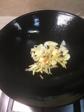 锅烧热再次放油，姜，葱 蒜炒出香味。