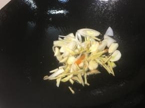 锅烧热再次放油，姜，葱 蒜炒出香味。