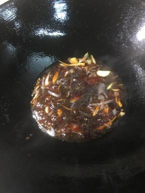 倒入调好的酱料烧至料汁浓缩。