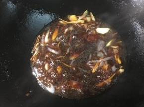 倒入调好的酱料烧至料汁浓缩。