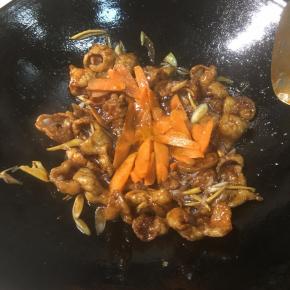 加入肥肠和胡萝卜快速翻炒均匀，让每一块肥肠都粘上料汁。