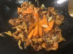 加入肥肠和胡萝卜快速翻炒均匀，让每一块肥肠都粘上料汁。