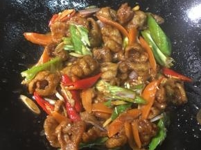 最后加入辣椒翻炒均匀。