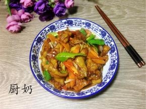 一道焦脆嫩滑适口,咸鲜微甜的焦溜肥肠可以享用了。