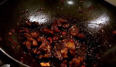 再放入干红辣椒，炒出辣味