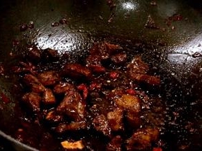 再放入干红辣椒，炒出辣味