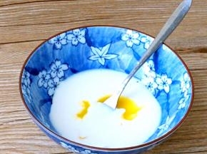 蛋黄与牛奶混合均匀