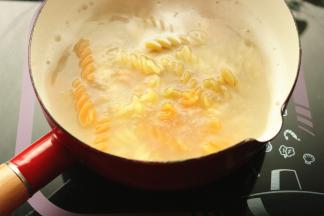 意面放入汤锅煮10分钟，我喜欢煮到10分熟的意面。煮的时候加点盐。煮好的意面过凉水，沥干水分待用。