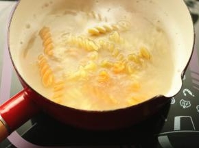 意面放入汤锅煮10分钟，我喜欢煮到10分熟的意面。煮的时候加点盐。煮好的意面过凉水，沥干水分待用。