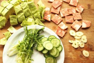 煮意面的时候准备蔬菜。全部切片，苦菊拆小朵。