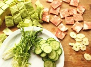 煮意面的时候准备蔬菜。全部切片，苦菊拆小朵。