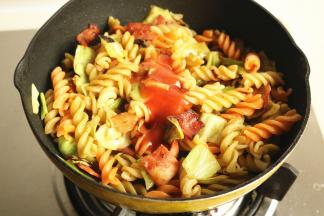 加入黑椒汁和番茄酱调味。