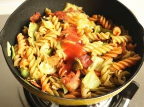 加入黑椒汁和番茄酱调味。