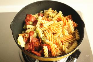 下入刚才煮好的意面，翻炒均匀。