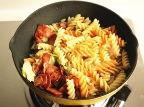 下入刚才煮好的意面，翻炒均匀。