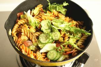 加入黄瓜片和苦菊，翻炒均匀。