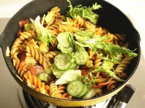 加入黄瓜片和苦菊，翻炒均匀。