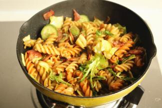 撒适量芝士粉，就可以开吃啦。