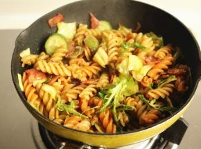 撒适量芝士粉，就可以开吃啦。