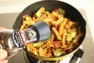 加现磨的黑胡椒粒，增香。