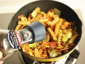 加现磨的黑胡椒粒，增香。