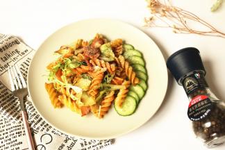 味道浓郁的黑胡椒研磨瓶