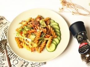 味道浓郁的黑胡椒研磨瓶