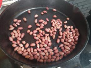 把花生炒熟，烤熟后盛出，晾晾将皮去掉