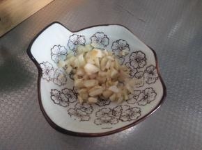 切蒜末。