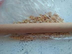 将花生放在保鲜袋中，用擀面杖压碎。