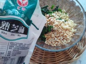 菠菜段，蒜末，花生碎，芝麻放在一个容器官。