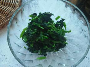 菠菜放入开水中煮一分钟。捞出来过凉水切段