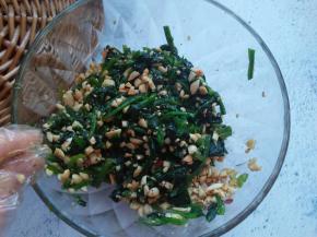 倒在菠菜的容器中，拌匀