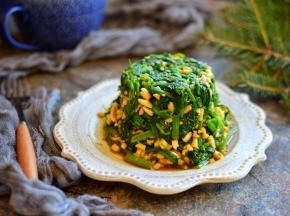 再倒扣在盘子中，步步高菠菜塔就做好啦。