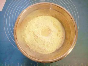 将黄油以外的面团材料按照先液体后干性材料一起放入盆里，注意盐要单独放一个角落，不能和酵母直接接触，以免酵母失去活性