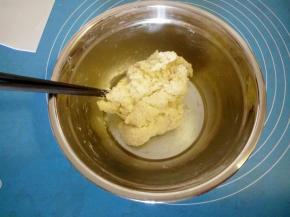 用筷子搅拌成团