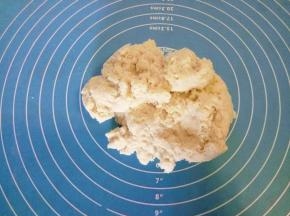 放案板或揉面垫上开始揉面 